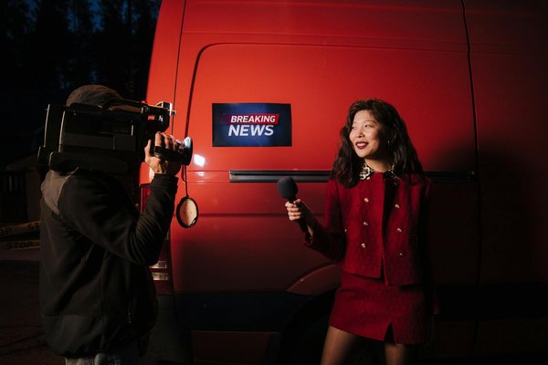 Comment les techniques de la peinture à l'huile diffèrent-elles de celles de l'acrylique pour les artistes contemporains ?