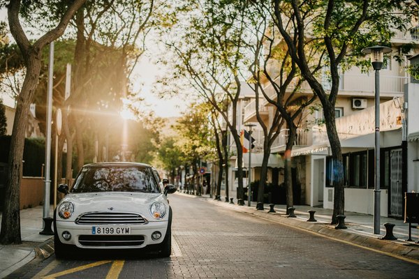 Quels sont les secrets pour composer une musique électronique qui capte l'essence des années 80 ?